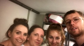 Wolontariusze w domu samotnej matki - Dzięki życzliwym ludziom powstają ośrodki, gdzie kobiety w trudnej sytuacji życiowej mogą zamieszkać i otrzymać profesjonalne wsparcie. Jednym z nich jest Diecezjalny Dom Matki i Dziecka Caritas w Sosnowcu, w którym niedawno pojawiło się kilkoro wolontariuszy z Ikano Banku.