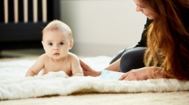 Jak zająć dziecko w niepogodę? - Kiedy za oknem wiszą czarne chmury, a z nieba leje się deszcz, każdy rodzic staje przed tym samym dylematem – co robić z pociechą przez cały dzień bez wychodzenia na spacer. Są jednak sposoby, by ten czas spędzić równie ciekawie jak na placu zabaw. Zobacz, jak to zrobić!