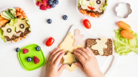 Kreatywne drugie śniadanie. Poznaj 5 sposobów na ciekawe przekąski dla dziecka - Lada moment rozbrzmią szkolne dzwonki, a wraz z nimi powróci obowiązek pakowania dzieciom drugiego śniadania.