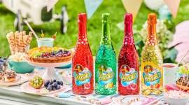 Teraz butelka cała w bąbelkach! Nowe opakowanie Piccolo - Piccolo – ekspert od party i dobrej zabawy zmienia się dla dzieci! Od teraz wszyscy mogą cieszyć się nie tylko owocowym i przyjemnie musującym smakiem napoju, ale i butelką w całkowicie nowej, bąbelkowej odsłonie. Uwaga, jest też nowy smak – sprawdźcie kiwi!