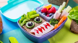 Lunch box – „must have” w plecaku ucznia - Drugie śniadanie to absolutny must have, który musi znaleźć się w plecaku ucznia. W jaki sposób zachęcić dziecko do zjedzenia drugiego śniadania, aby nie wróciło wraz z plecakiem w nietkniętej formie? Musi być kolorowo i pysznie!