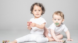 Chcesz być ekorodzicem? Postaw na akcesoria z kauczuku. To materiał, który może - Jakiekolwiek wytwarzane z ropy naftowej plastikowe zabawki i akcesoria dziecięce mają dziś fatalną prasę.