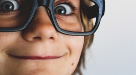 Edukacja w Polsce w czasie koronawirusa - Od poniedziałku prawie 70% polskich uczniów rozpoczęło naukę online z nauczycielem. Jak wskazuje badanie przeprowadzone przez Brainly, pomimo dwutygodniowej przerwy, prawie wszyscy uczniowie nadal mają zadawane prace domowe i w pełni korzystają z nauki przez internet.