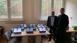 Rozpoczęła się akcja „Komputer dla ucznia” - Rozpoczęła się akcja charytatywna na rzecz dzieci i młodzieży dotkniętych problemem wykluczenia cyfrowego. Kilkanaście rodzin z terenu powiatu otwockiego otrzymało komputery z oprogramowaniem, pozwalające na uczestniczenie w zajęciach szkolnych za pośrednictwem Internetu.