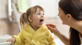 Rodzicu, szczotkuj zęby swojej pociechy nawet do 12. roku życia! - Ponad połowa trzylatków, 80% pięciolatków i aż 90% siedmiolatków w Polsce ma próchnicę . Według badań to właśnie ona jest jednym z najczęstszych problemów zdrowotnych występujących u dzieci.