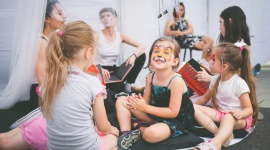 Koneser rozpoczyna cykl codziennych letnich atrakcji dla dzieci - Na początku lipca w Centrum Praskim Koneser rozpoczął się cykl wydarzeń pod hasłem Lato Konesera. Do końca sierpnia codziennie można wziąć udział w wielu, w większości bezpłatnych atrakcjach, przeznaczonych również dla dzieci.