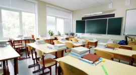Szkoły rozpoczęły wakacyjne inwestycje jeszcze przed ostatnim dzwonkiem - Choć w tym roku dzieci nie usłyszały ostatniego dzwonka, to placówki edukacyjne nie zmieniły wakacyjnych planów. Gdy uczniowie odpoczywają, szkoły działają prężnie, aby jak najlepiej przygotować się na ich powrót we wrześniu. W co inwestują?