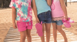 Wakacyjna moda dziecięca na każdą okazję - To już ostatni dzwonek, żeby odświeżyć wakacyjną garderobę dzieci, szczególnie jeśli wyrosły z ubrań z poprzedniego sezonu. Warunki są dwa – ma być wygodnie i kolorowo. Sprawdzamy, co w wakacyjnej modzie piszczy!