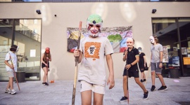 Zostań wolonariuszem Brave Kid - Brave Kids pożegnały się z Przedmieściem Oławskim pełnym ekspresji pokazem. Przygodę z tegoroczną edycją zakończą na niepowtarzalnym festiwalu, w którym wezmą udział dzieci z całej Polski. Do jego organizacji potrzebni są wolontariusze. Zapisy trwają!