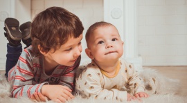 Odkryj powody, dla których warto, aby kaszka na stałe zagościła w menu malucha - Dowiedz się, dlaczego kaszka – zaraz po warzywach i owocach – powinna stać się ważnym elementem jadłospisu niemowlęcia.