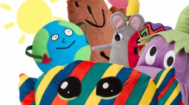 Kolekcja SAGOSKATT – najmłodsi projektanci znowu w akcji! - Lama, Cukierek, Niedźwiedź, Człowiek-Globus, Auto-Bakłażan i Myszka-Biedronka – to bohaterowie nowej kolekcji SAGOSKATT od IKEA, którzy powstali w wyniku ubiegłorocznego konkursu rysunkowego.